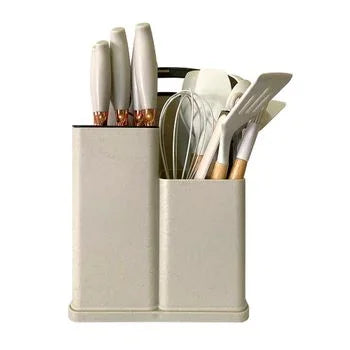Set de utensilios de cocina blancos con mango de madera y cobre en soporte beige