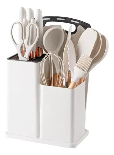 Organizador blanco con utensilios de cocina modernos: tijeras, espátulas, batidor y pincel de silicona
