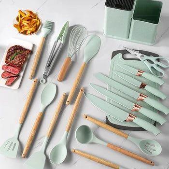 Set de utensilios de cocina verde menta con mangos de madera y cuchillos organizados en soporte