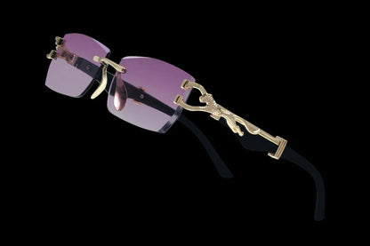 Gafas de sol sin montura con lentes tintados en púrpura y detalle dorado en forma de leopardo en las varillas negras
